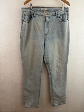 Abercrombie & Fitch Curve Love high-rise jeans in a light wash size 34